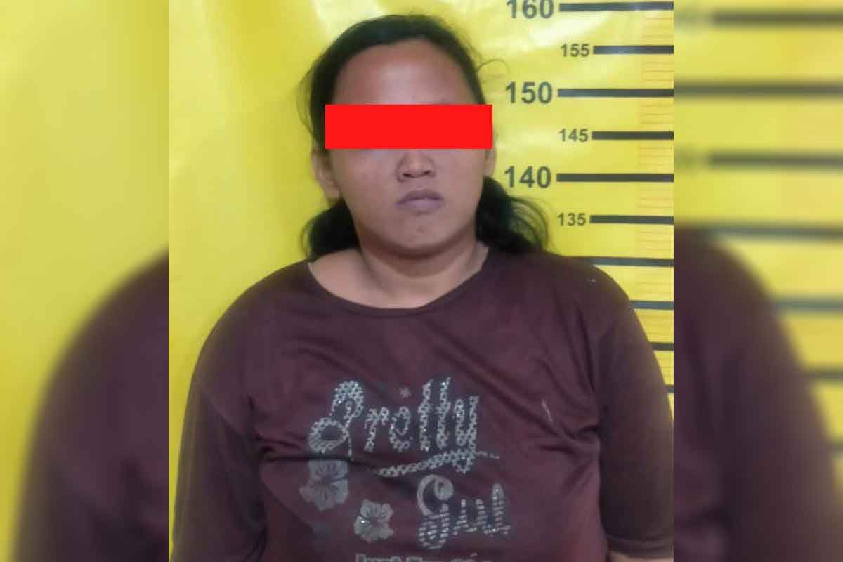Pelaku Pencurian bernama Dini Lia Indah Pratiwi (23) saat diamankan Polsek Tambaksari. Foto: Ist.