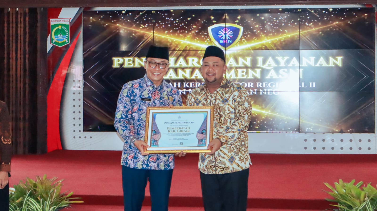 Bupati Gresik Fandi Akhmad Yani (kanan) menerima penghargan dari BKN Kanreg II. Foto: Ist.
