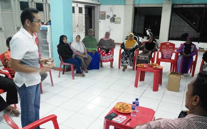 Ketua Panitia, Riswanto menjelaskan kepada ibu-ibu nelayan terkait teknis kegiatan. 