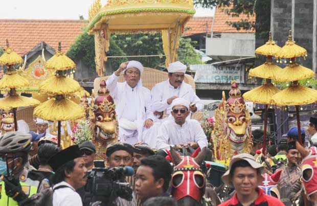 Dikirab Keliling Kota, Bupati-Wabup Gresik Perankan Sunan Giri dan Maulana Malik Ibrahim