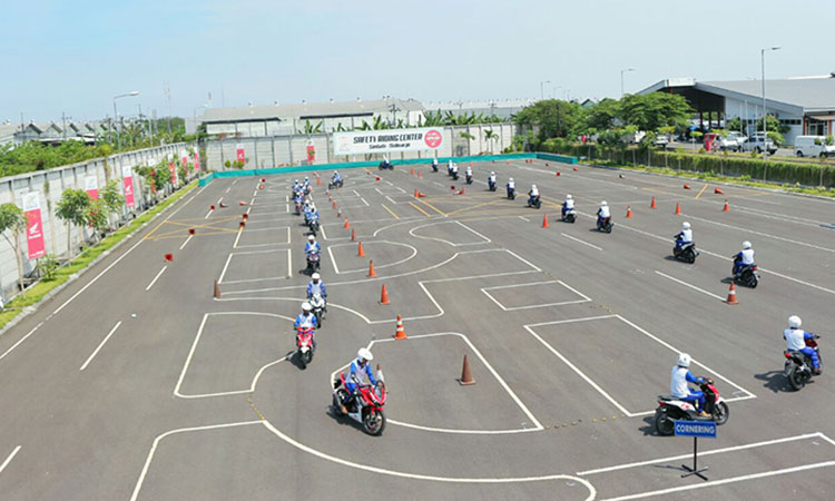 Suasana saat pelatihan berkendara di MPM Safety Riding Course. (foto: ist)