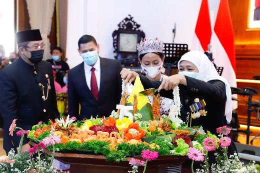 Gubernur Jawa Timur Khofifah Indar Parawansa memotong tumpeng dalam acara HUT ke-75 Pemprov Jatim di Gedung Negara Grahadi Surabaya, Senin (12/10/2020). foto: ist/ bangsaonline.com
