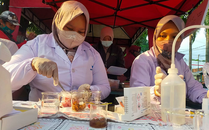 Uji laboratorium jajanan takjil di Kota Blitar.