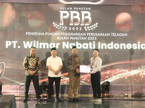 General Affair PT Wilmar Nabati Indonesia, Andi Mahmud saat menerima penghargaan dari Bupati Gresik, Fandi Akhmad Yani (foto: ist)