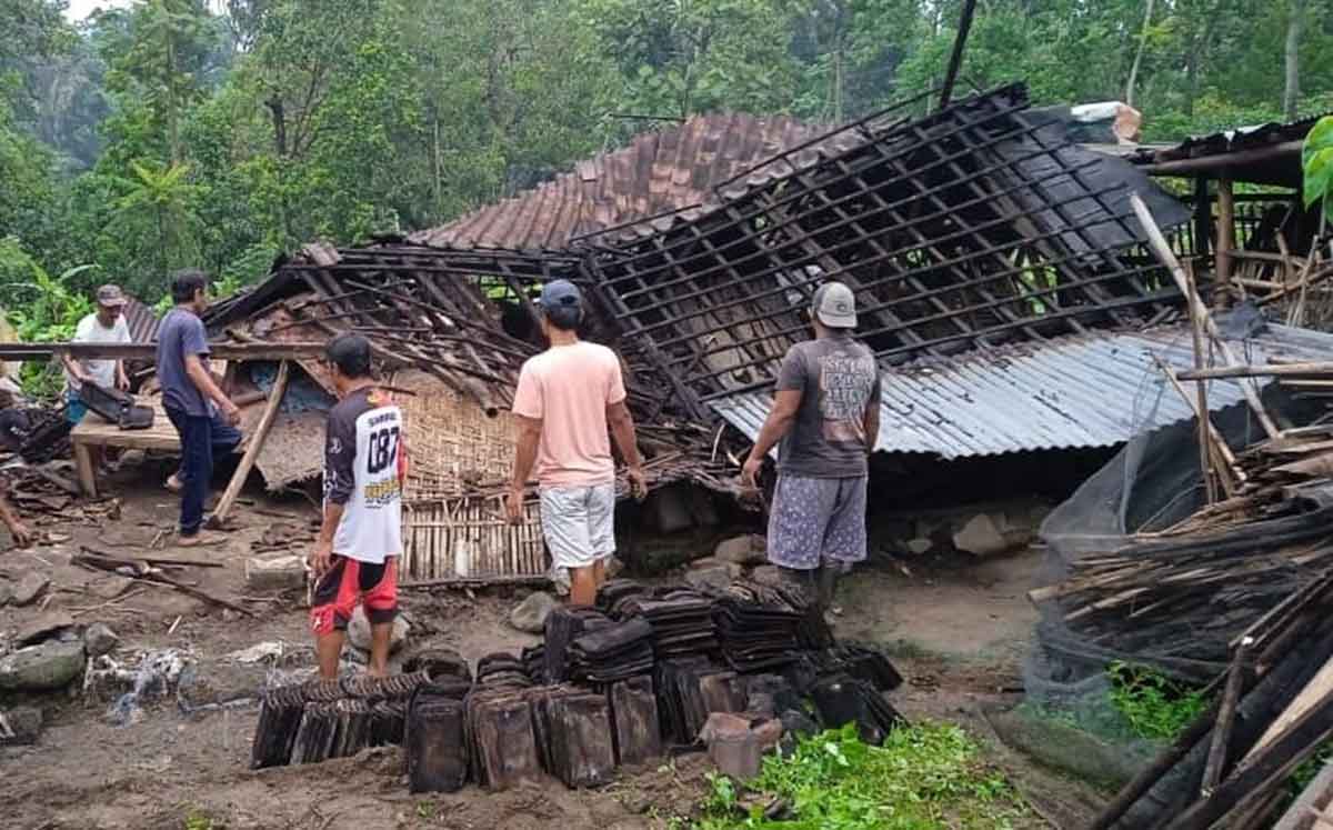 Rumah Misinem, warga Desa Besowo, Kecamatan Kepung, Kabupaten Kediri, yang roboh akibat hujan deras. Foto: Ist