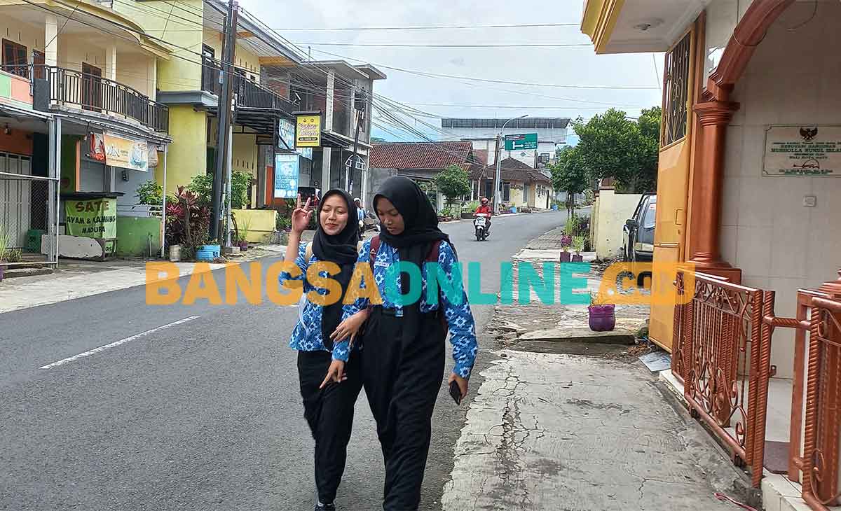Kondisi Jalan Hasanudin yang rawan kecelakaan karena minimnya rambu lalu lintas. Foto: ADI WIYONO/BANGSAONLINE