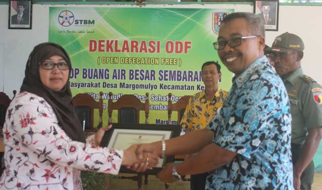 Salah satu perwakilan Kepala Dinas Kesehatan, Lulut, saat memberikan piagam deklarasi kepada kepala desa. foto: SUWANDI/ BANGSAONLINE