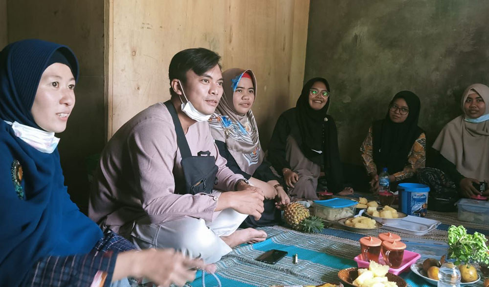 Tim Pengmas Vokasi Unair saat menggelar FGD terkait nilai-nilai PHBS dan protokol kesehatan.
