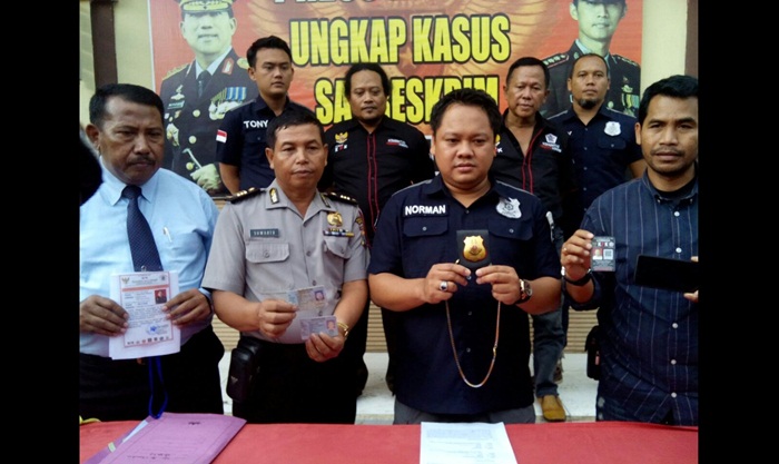 Kedua pelaku usai diperiksa petugas Satreskrim Polresta SIdoarjo, Kamis (1/2).