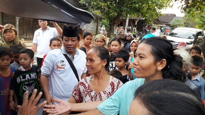 Posko relawan cagub - cawagub Jatim, Khofifah Indar Parawansa - Emil Elistianto Dardak berbagi berkah dengan membagikan takjil 