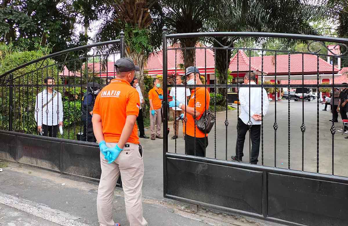 Petugas saat olah TKP di Rumah Dinas Wali Kota Blitar.