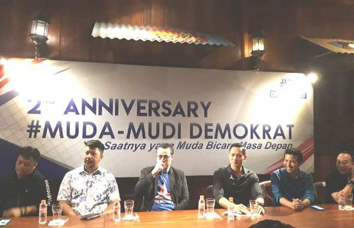 AHY bersama Ketua MMD Jatim, Bayu Airlangga dan Bupati Trenggalek, Emil Dardak memberi keterang pers pada HUT MMD ke-2.