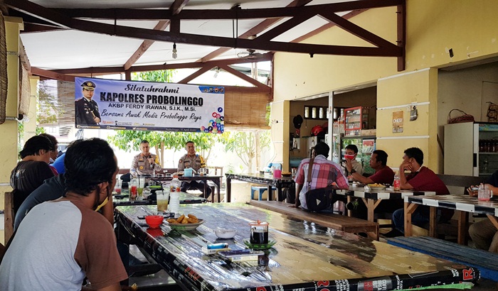 Kapolres Probolinggo saat menggelar acara Silaturahim dengan Wartawan dan mengklarifikasi kasus LGBT oknum polisi anggotanya.