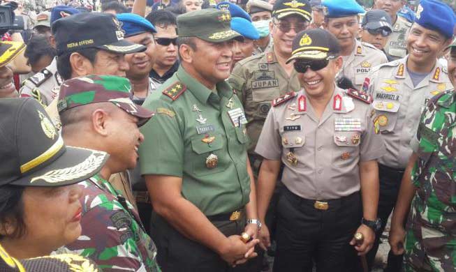Pangdam Jaya Mayor Jenderal TNI Teddy Lhaksmana dan Kapolda Metro Jaya Inspektur Jenderal Tito Karnavian saat penggusuran di Kalijodo. foto: kompas