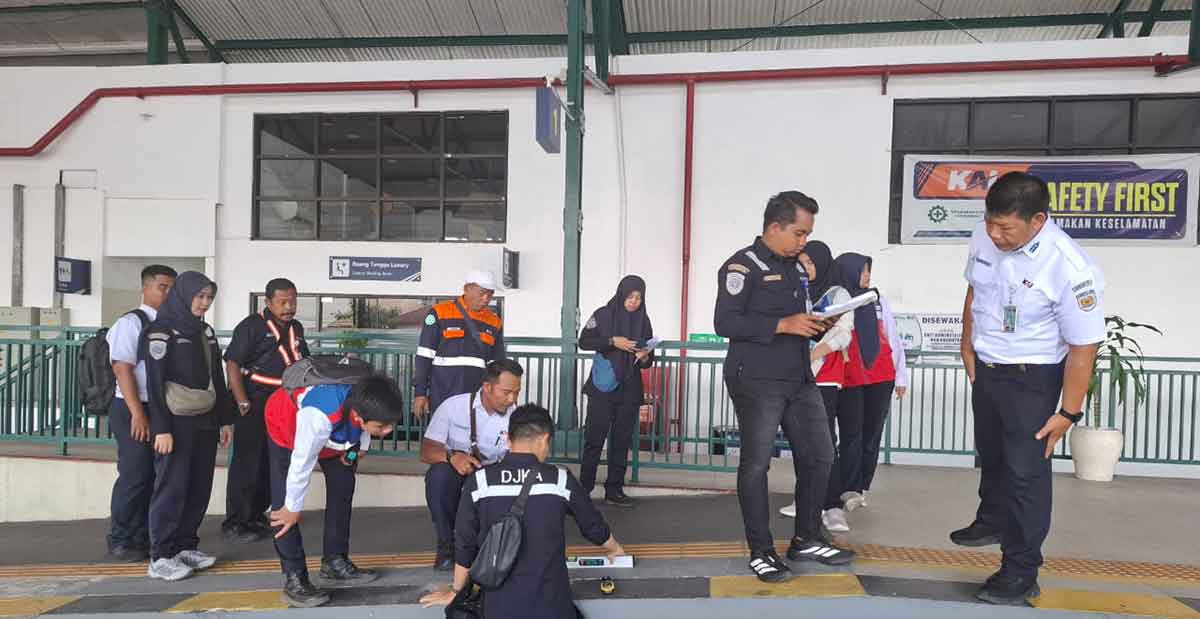 Pengecekan yang dilakukan petugas dari DJKA di Stasiun Madiun.
