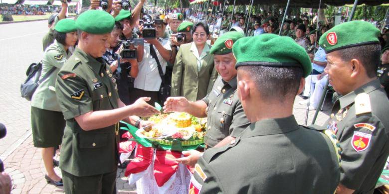 Serda yudi saat menerima tumpeng kehormatan. foto: kompas.com