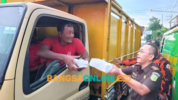 Kajari Kabupaten Kediri Bagikan Takjil kepada Pengendara di Traffic Light Ngasem
