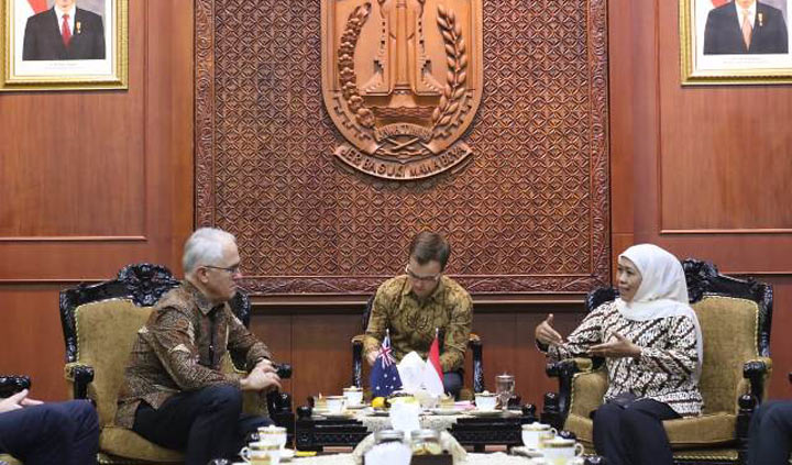 Gubernur Jatim Khofifah Indar Parawansa saat menerima mantan Perdana Menteri ke-29 Australia Malcolm Turnbull di Gedung Negara Grahadi pada Jumat (27/9) sore. foto: istimewa/ bangsaonline.com