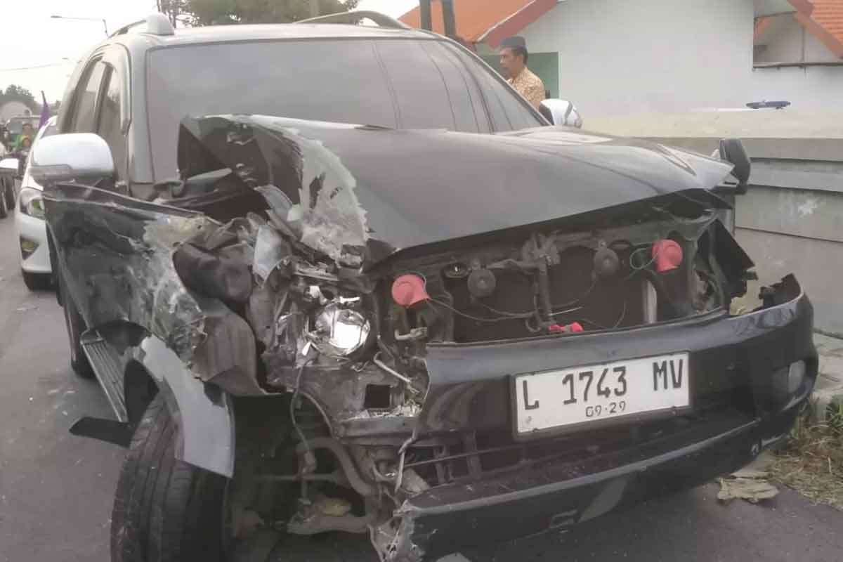 Kondisi mobil Toyota Fortuner usai adu banteng dengan truk di Jalan Raya Desa Ploso, Kecamatan Krembung, Sidoarjo, Selasa (4/1/2025).