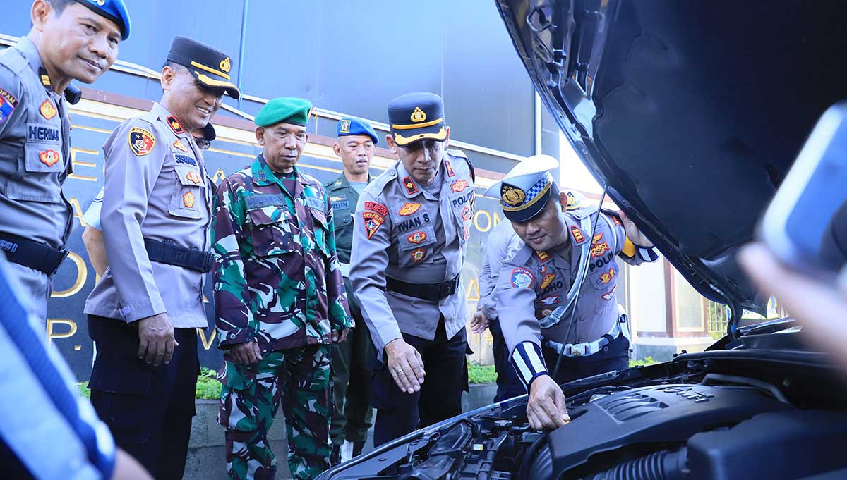 Kabag Ops Polres Kediri Kota, Kompol Iwan Setyo Budhi, dan jajaran saat mengecek kondisi mesin mobil patroli. Foto: Ist