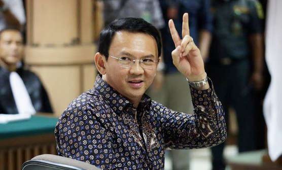 Ahok mengacungkan dua jarinya saat menjalani sidang ketiga kasus penistaan agama di PN Jakarta Utara, Selasa (27/12).