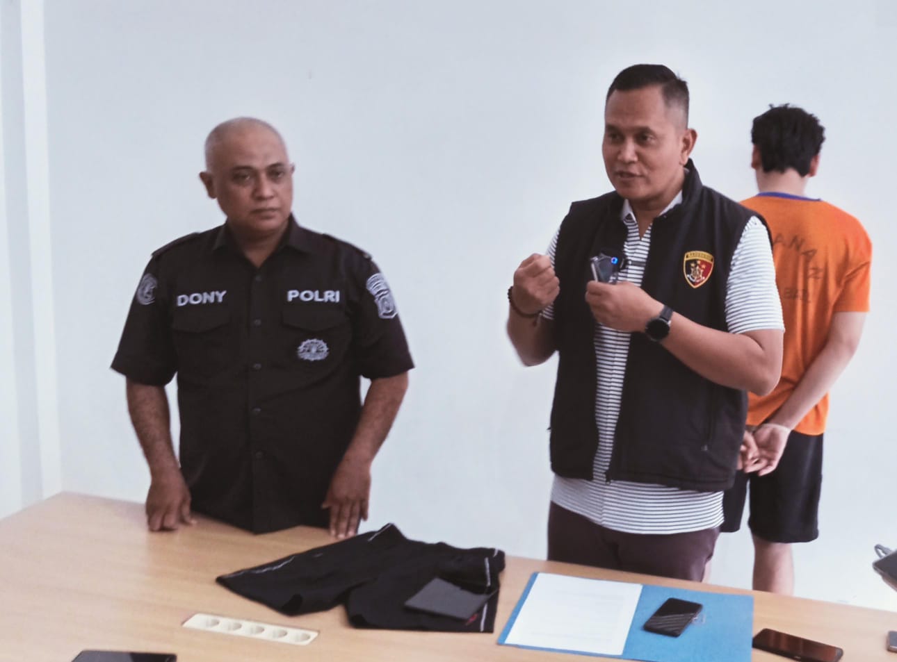 Kasat Reskrim Polres Batu, Iptu Joko Suprianto, memberikan keterangan kepada wartawan terkait aksi pencurian yang dilakukan EW.