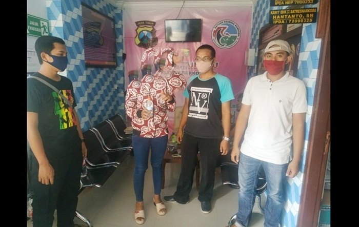 Tersangka saat dilakukan pemeriksaan di Polsek Tamberu, Kecamatan Batumarmar, Kabupaten Pamekasan.