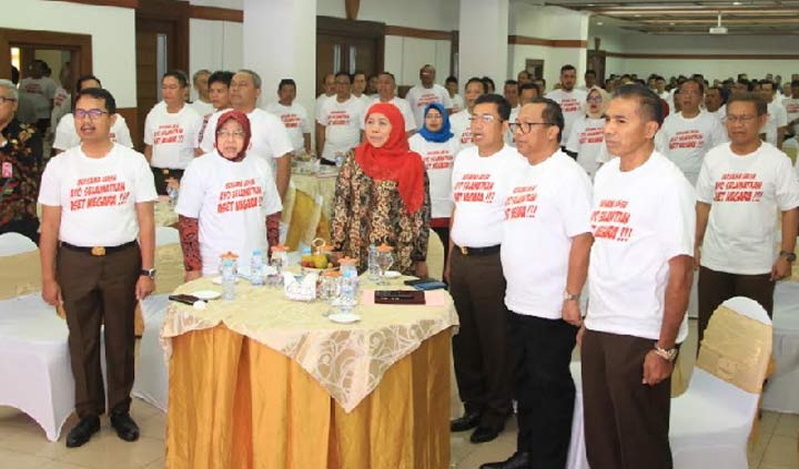 Gubernur Jatim Khofifah Indar Parawansa hadir pada acara Deklarasi Bersama Penyelamatan Aset Negara sekaligus Penyerahan Aset Negara Yayasan Kas Pembangunan (YKP) ke Pemkot Surabaya, di Kantor Kejaksaan Tinggi Jatim, Surabaya. foto: ist