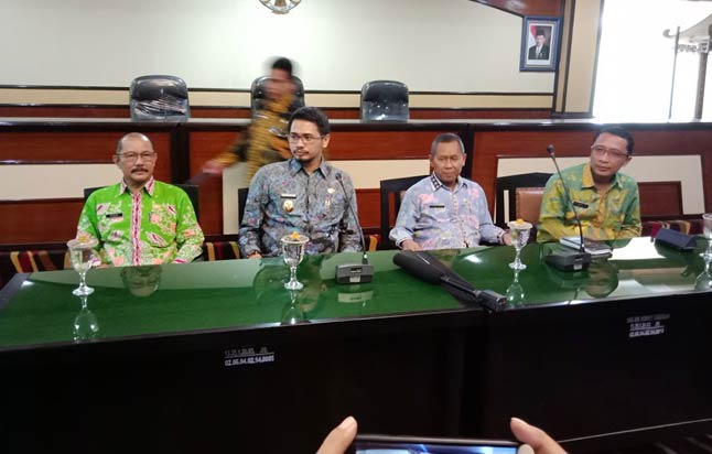 Wakil Walikota Raharto Teno Prasetyo menggelar konferensi pers.