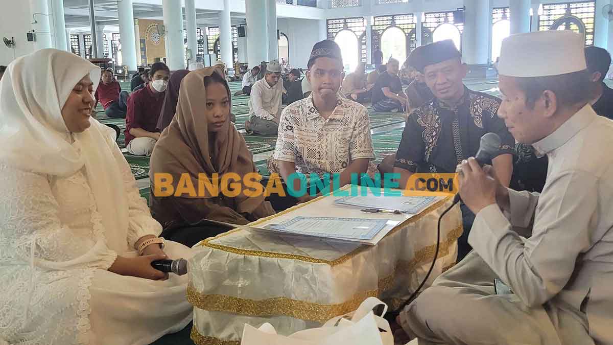 Dua gadis Katolik, Margareta Wihelmina Rosa K (berbaju putih dan berkerudung putih) dan Maria Devina Dwi Setyanti (berkerudung warna ungu), saat ikrar dua kalimat syahadat yang dibimbing oleh KH Abdul Hamid Abdullah, Imam Besar Masjid Nasional Al Akbar Surabaya, Jumat (10/10/2025). Foto: MMA/bangsaonline