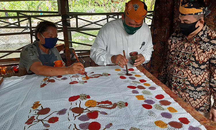 Lestarikan Batik Sidoarjo, BHS-Taufiq Dorong UMKM dan Industri Pakai Batik Tiap Jumat