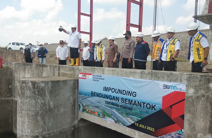 Plt Bupati Marhaen Jumadi saat akan memecahkan kendi, tanda untuk mengawali impounding Waduk Semantok. foto: BAMBANG DJ/BANGSAONLINE