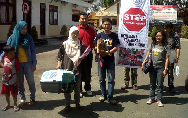 Komunitas S2PKD berbondong-bondong mendatangi Mapolres Sidoarjo dengan membawa kucing untuk melaporkan penganiayaan kucing yang dilakukan Ony, seorang netizen dari Bank Mandiri Syariah Sepanjang Kecamatan Taman, Minggu (12/7). foto: nanang ichwan/BANGSAONLINE