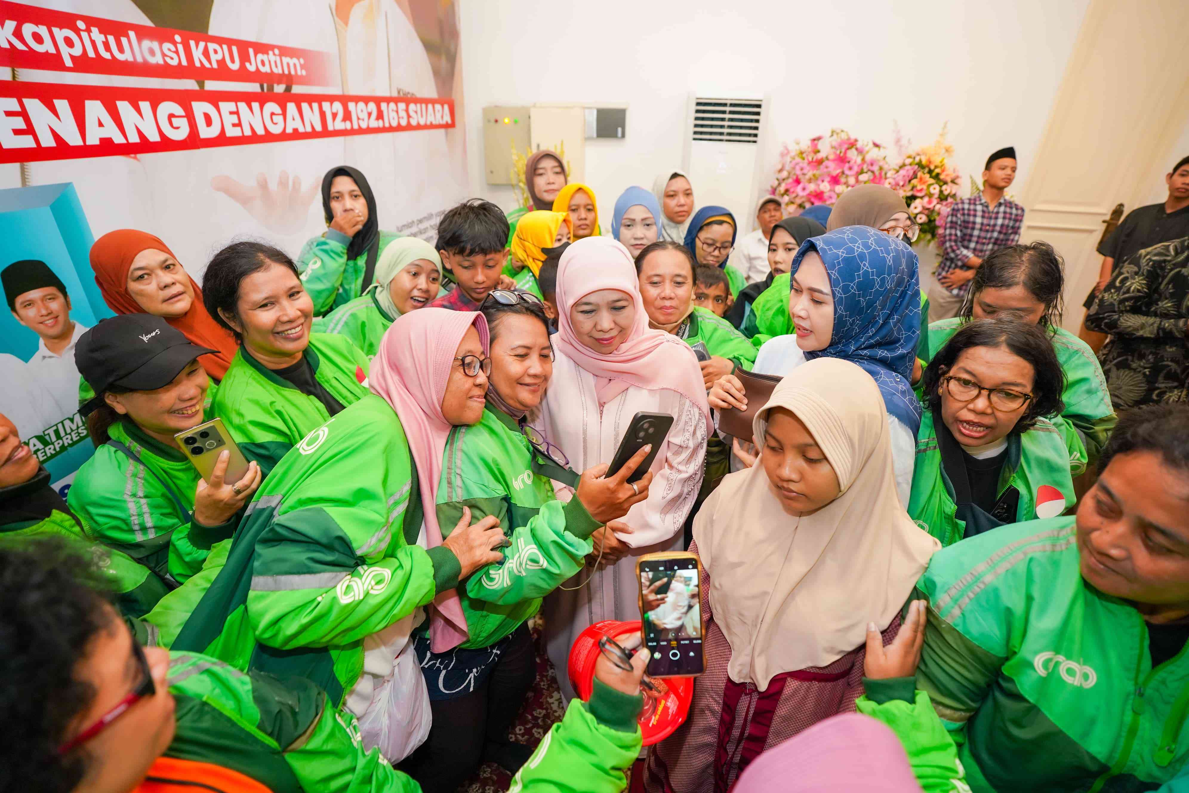 Gubernur Khofifah Bagikan Paket Lebaran pada Driver Ojol Perempuan