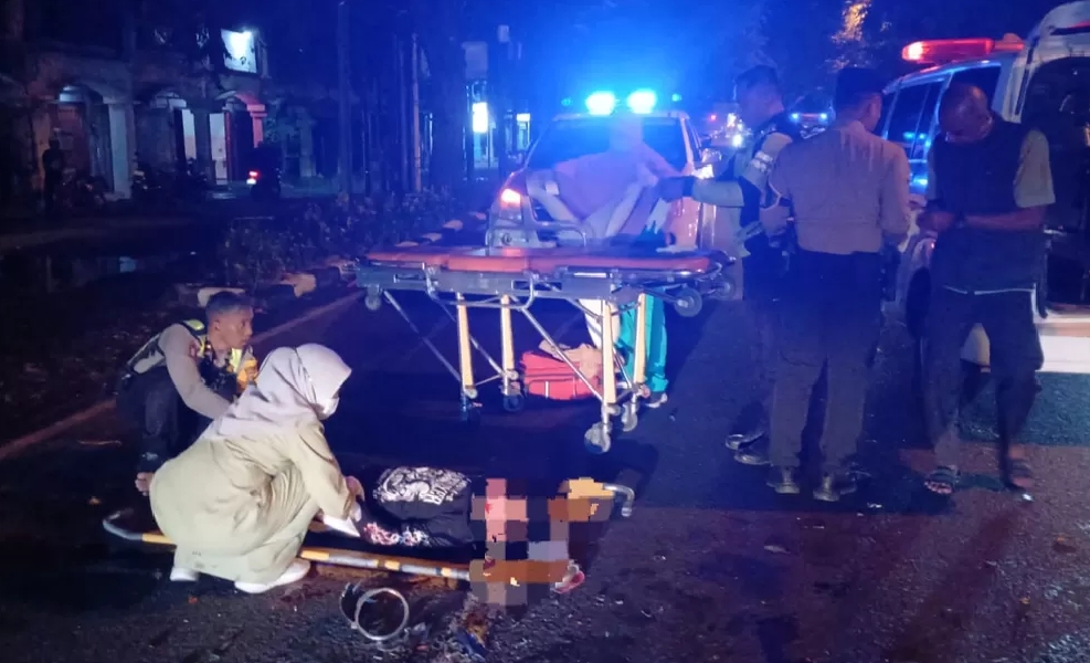 Petugas saat mengevakuasi korban laka yang terjadi di depan kantor Dishub Lamongan