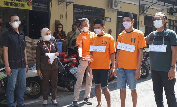 JPU Kejari Nganjuk saat mengikuti rekonstruksi pengeroyokan yang menyebabkan korban meninggal dunia.