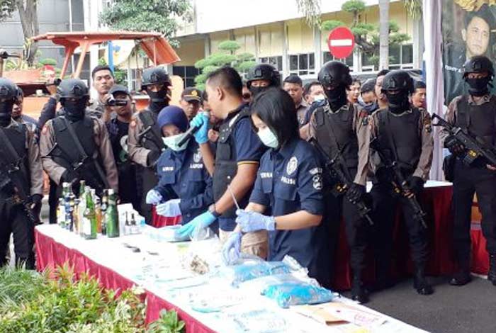 Barang bukti hasil ungkap kasus dipamerkan di Mapolda Jatim sebelum akhirnya dimusnahkan. 