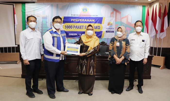 Wabup Bu Min saat menerima bantuan 1.000 paket sembako dari Direktur Utama PT. JSM, Widiyatmiko Nursejati. foto: SYUHUD/BANGSAONLINE