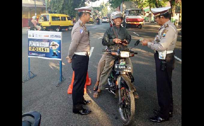 Kaur Regident Iptu Yudhi Anugrah Putra. SIK., MH didampinggi Iptu Gede Sukaana saat memeriksa kelengkapan pengendara.