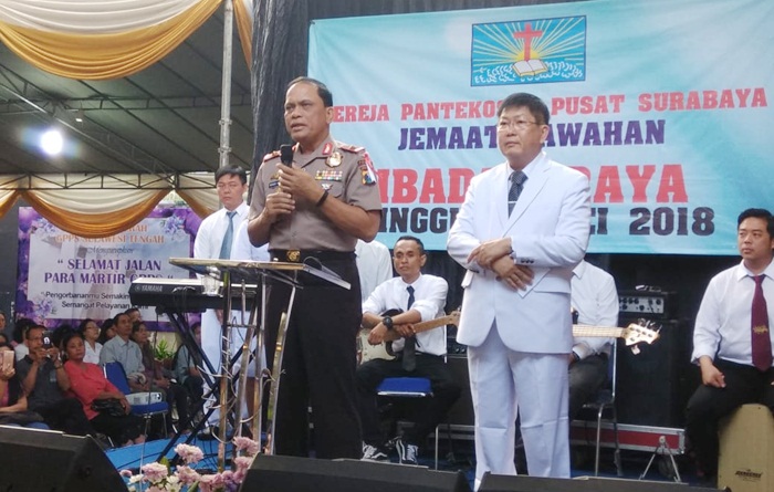 Wakapolda dan rombongan di Gereja Pantekosta Pusat Surabaya yang terletak di Jalan Arjuno 90 atau Jalan Bromo I/11 Surabaya.