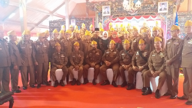 Gubernur Jatim Khofifah Indar Parawansa dan Bupati Bangkalan, Ketua PKK Bangkalan berfoto bersama para Lansia di Pendopo Agung Bangkalan.