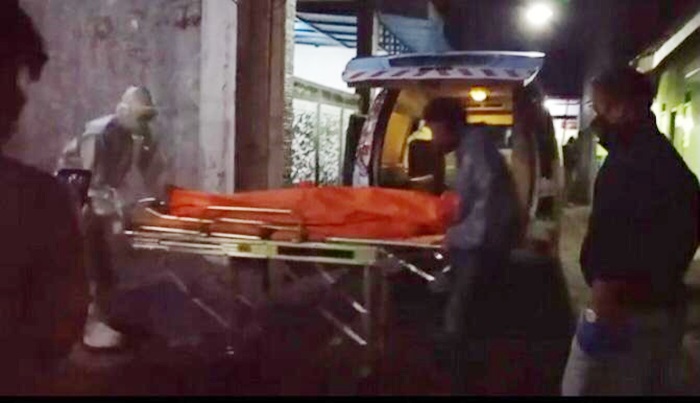 Jenazah korban sedang dievakuasi petugas dengan menggunakan APD lengkap.