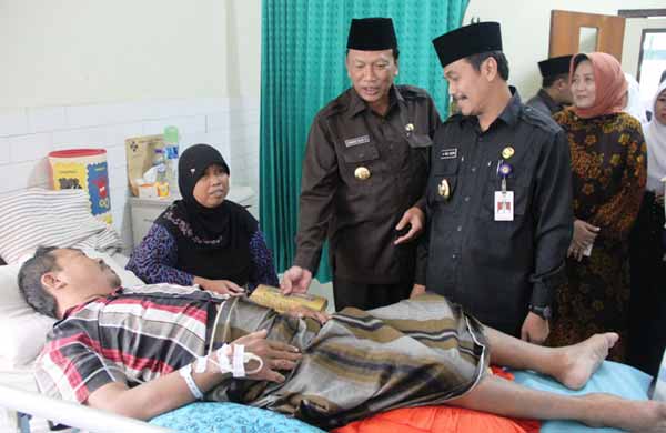 Bupati-Wabup SQ (Sambari-Qosim), didampingi Dirut RSUD Ibnu Sina, dr Endang Puspitowati ketika jenguk pasien tidak mampu. (foto: syuhud/BANGSAONLINE)