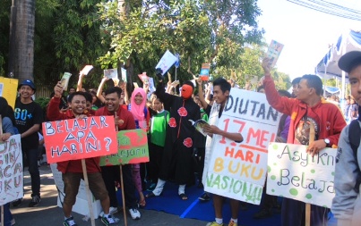 Masyarakat saat mengkampanyekan hari buku nasional dengan menggelar ribuan buku di sepanjang jalan basuki rahmad kota Kediri. foto: arif kurniawan/BANGSAONLINE