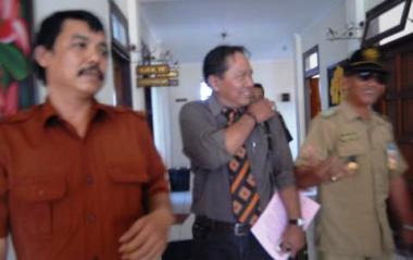 DITAHAN – Kedua tersangka didampingi penasehat hukumnya saat hendak dijebloskan ke Rutan Kelas IIB Nganjuk, kemarin. foto: soewandito/BANGSAONLINE