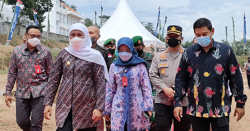Gubernur Jawa Timur, Khofifah Indar Parawansa, bersama para pejabat di Pemkot Kediri usai meninjau asmara siswa dan peletakan batu pertama pembangunan Masjid di Komplek Kampus SMA Negeri 5 Taruna Brawijaya. Foto: MUJI HARJITA/ BANGSAONLINE