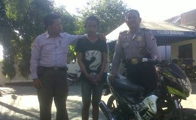 BARANG BUKTI - Tersangka Samsul (tengah) dan barang bukti motor Satria saat di Mapolsek Buduran, Sidoarjo, Kamis (9/10/2014). foto: catur andy/BangsaOnline