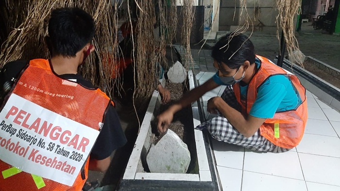 Terjaring Razia Jam Malam, 6 Remaja di Sidoarjo Dihukum Bersihkan Makam Mbah Bungur