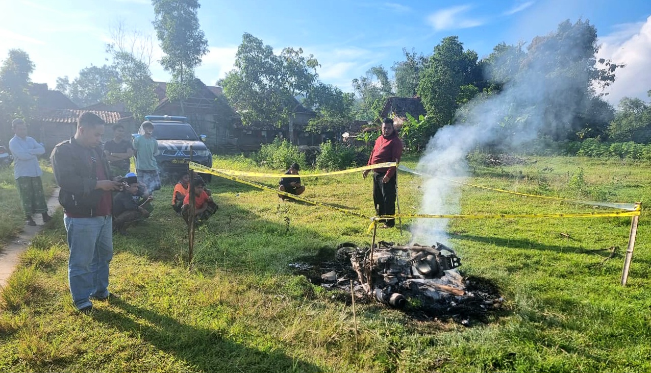 Motor sarana pelaku yang dibakar warga di Lapangan Dusun Gading Laok, Kecamatan Karang Penang.