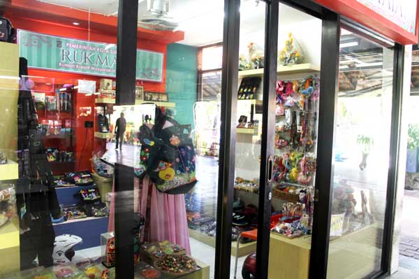 Tampilan Gerai Rukmaya di Terminal Bungurasih. foto: faratiti dewi/ BANGSAONLINE